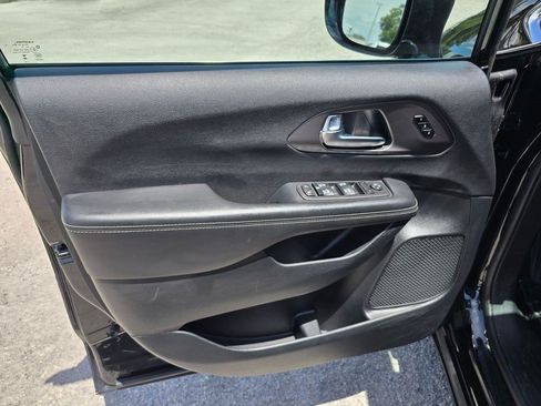 Used 2025 Chrysler Pacifica Select FWD image 13