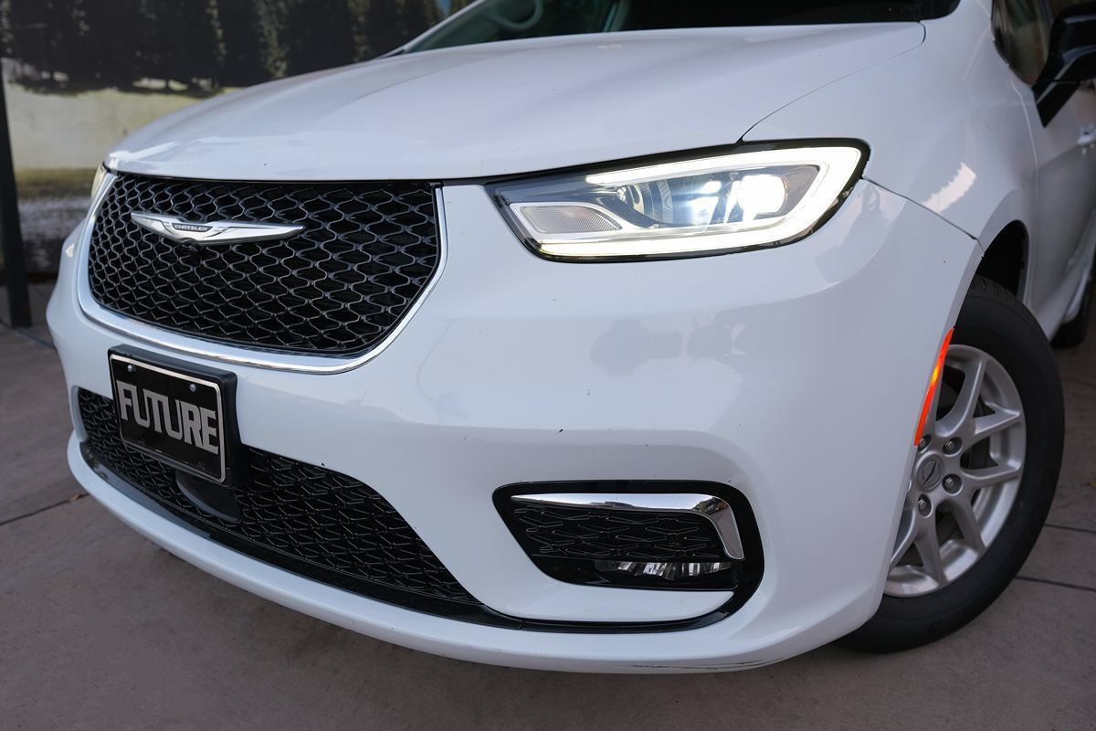 Used 2024 Chrysler Pacifica Touring-L FWD image 7