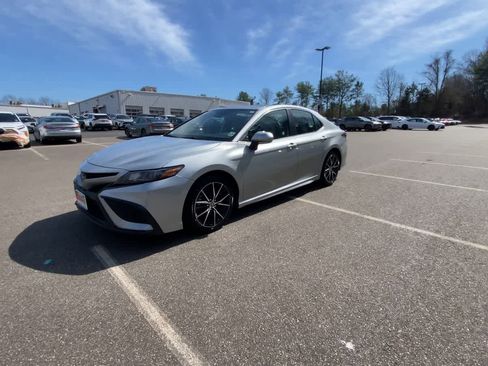 Used 2022 Toyota Camry SE w/ Cold Weather Package image 7