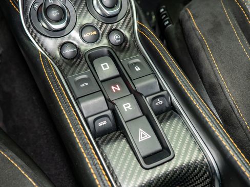 Used 2018 McLaren 570S Spider image 32