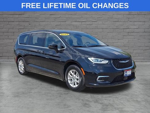 Used 2025 Chrysler Pacifica Select FWD image 1