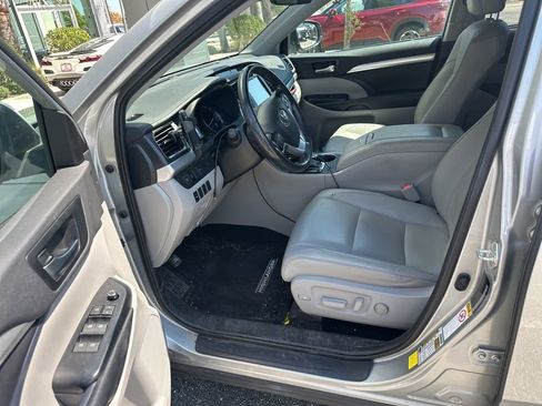 Used 2019 Toyota Highlander XLE image 10