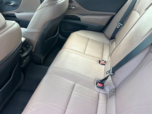 Used 2022 Lexus ES 300h w/ Accessory Package FWD image 25