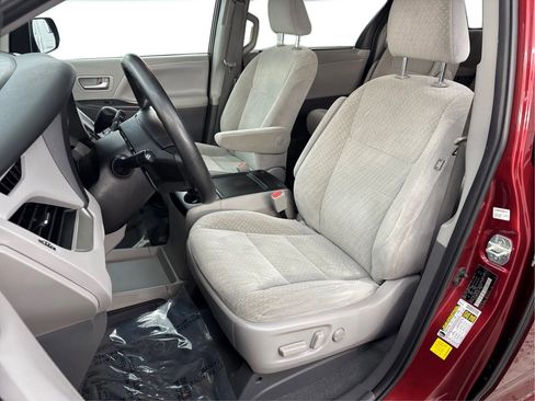 Used 2020 Toyota Sienna LE image 13