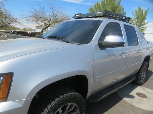 Used 2013 Chevrolet Avalanche LTZ image 8