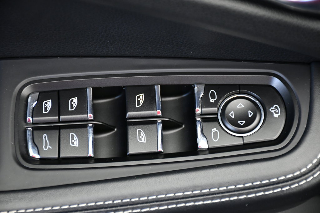 Certified 2024 Porsche Macan AWD/4WD image 34