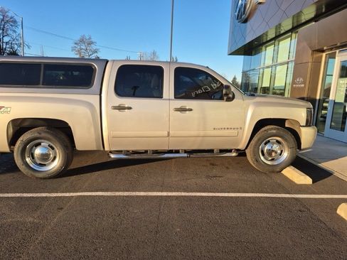 Used 2007 Chevrolet Silverado 1500 LT w/ 1LT Convenience Package AWD/4WD image 19