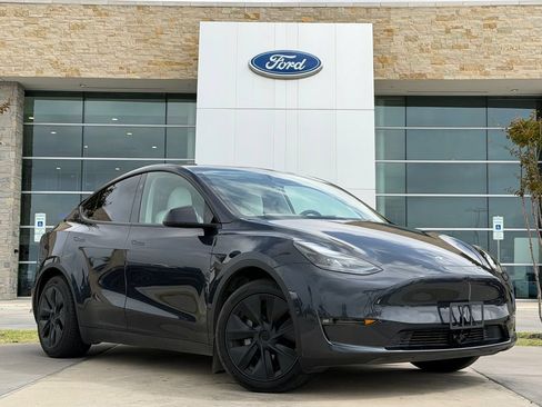 Used 2024 Tesla Model Y Long Range AWD/4WD image 1