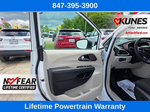 Used 2023 Chrysler Voyager LX FWD image 18