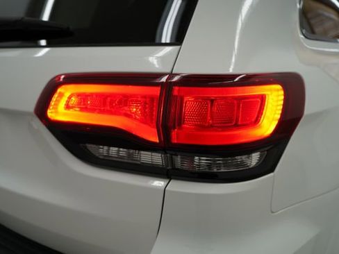 Used 2020 Jeep Grand Cherokee Altitude image 94