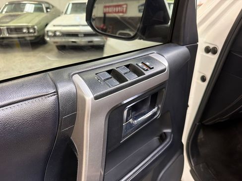 Used 2020 Toyota 4Runner SR5 AWD/4WD image 32