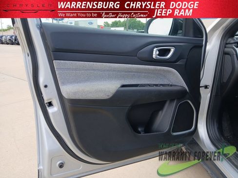 Used 2024 Jeep Compass Latitude AWD/4WD image 13