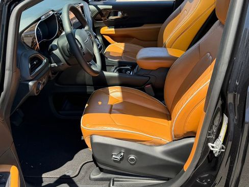 Certified 2023 Chrysler Pacifica Pinnacle FWD image 19
