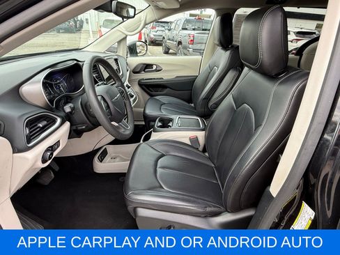 Used 2023 Chrysler Pacifica Touring-L image 17