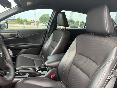 Used 2017 Honda Accord Sport image 9