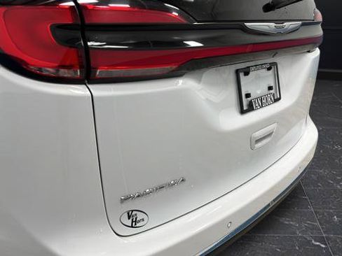 Used 2024 Chrysler Pacifica Touring image 34