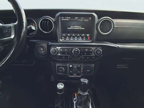 Used 2019 Jeep Wrangler Unlimited Sahara AWD/4WD image 17