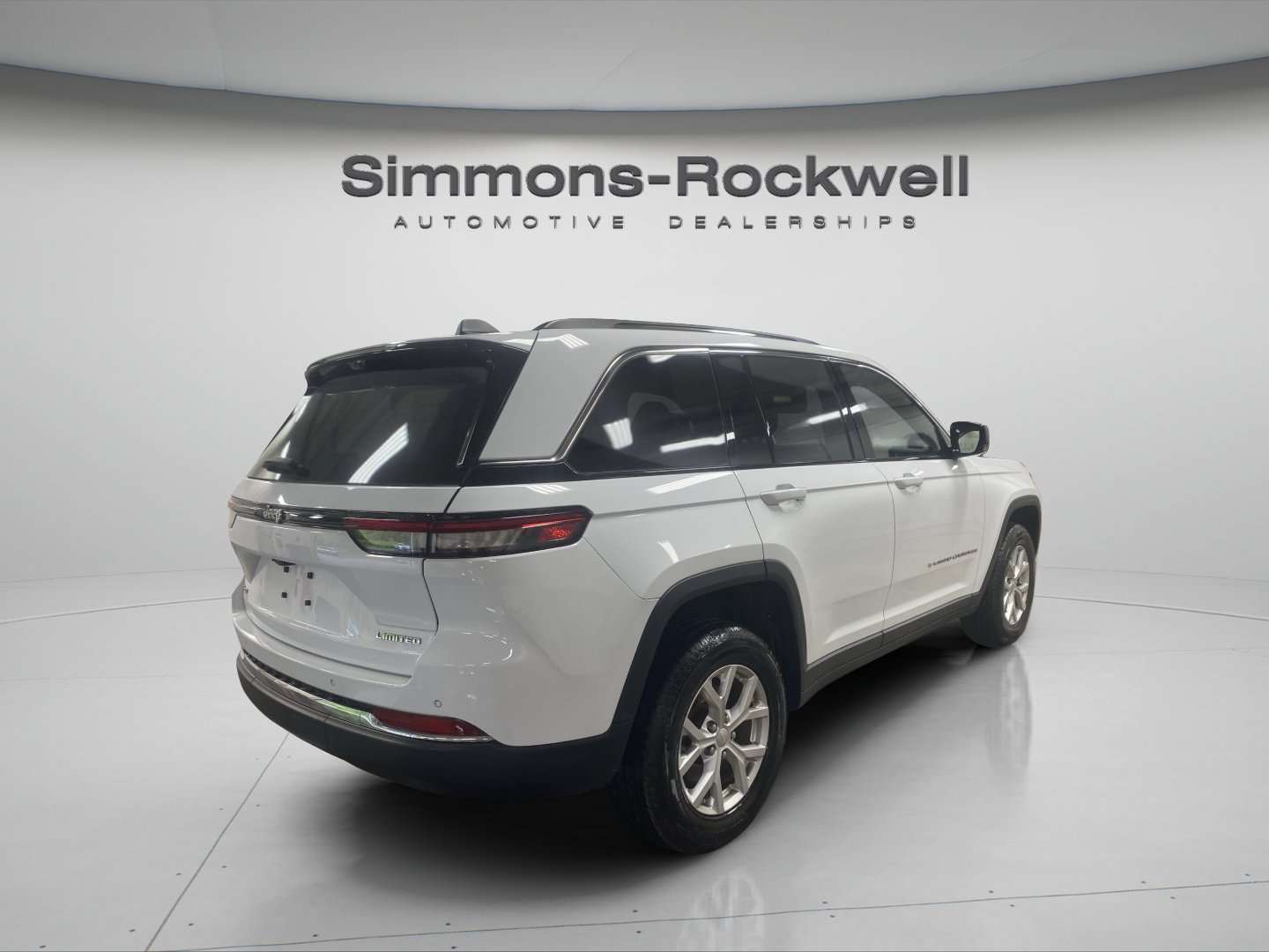 Used 2023 Jeep Grand Cherokee Limited w/ Luxury Tech Group II AWD/4WD image 5