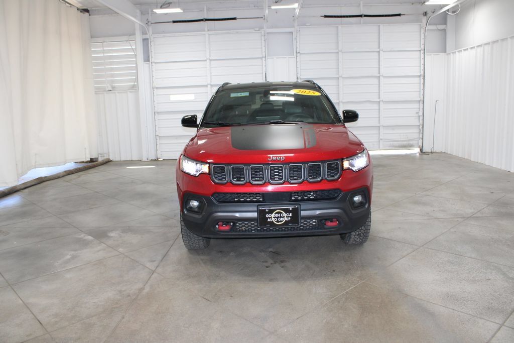 Used 2025 Jeep Compass Trailhawk AWD/4WD image 3