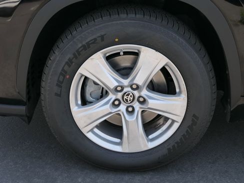 Used 2024 Toyota Highlander LE FWD image 7