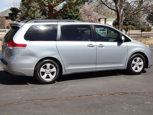 Used 2011 Toyota Sienna LE w/ Towing Pkg image 4