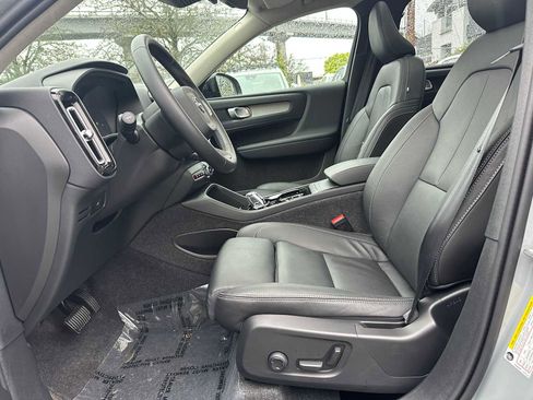 Used 2025 Volvo XC40 B5 Plus w/ Protection Package Premier image 19
