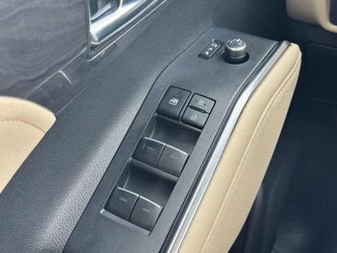 Used 2024 Toyota Highlander Limited image 31