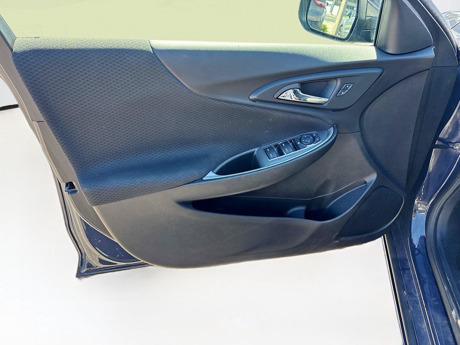 Used 2025 Chevrolet Malibu LT FWD image 2
