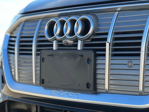 Used 2019 Audi e-tron Prestige image 3