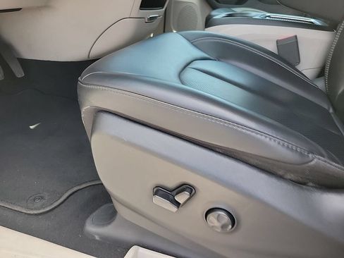 Used 2023 Chrysler Pacifica Touring-L FWD image 13