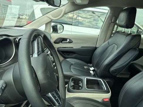 Used 2024 Chrysler Pacifica Touring-L image 30