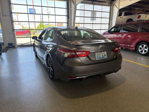 Used 2018 Toyota Camry SE w/ Audio Package image 4