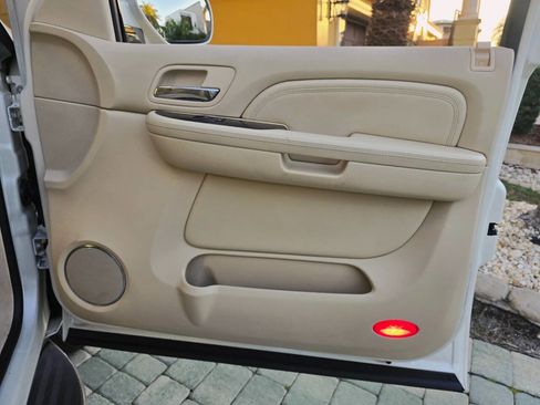 Used 2007 Cadillac Escalade EXT Base AWD 4dr Crew Cab SB w/ Information Package image 61