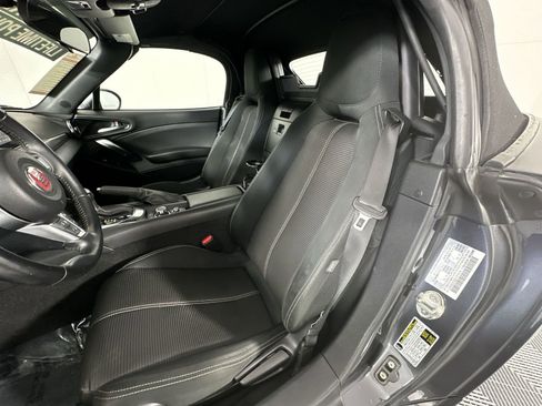Used 2018 FIAT 124 Spider Classica w/ Technology & Siriusxm Group RWD image 11
