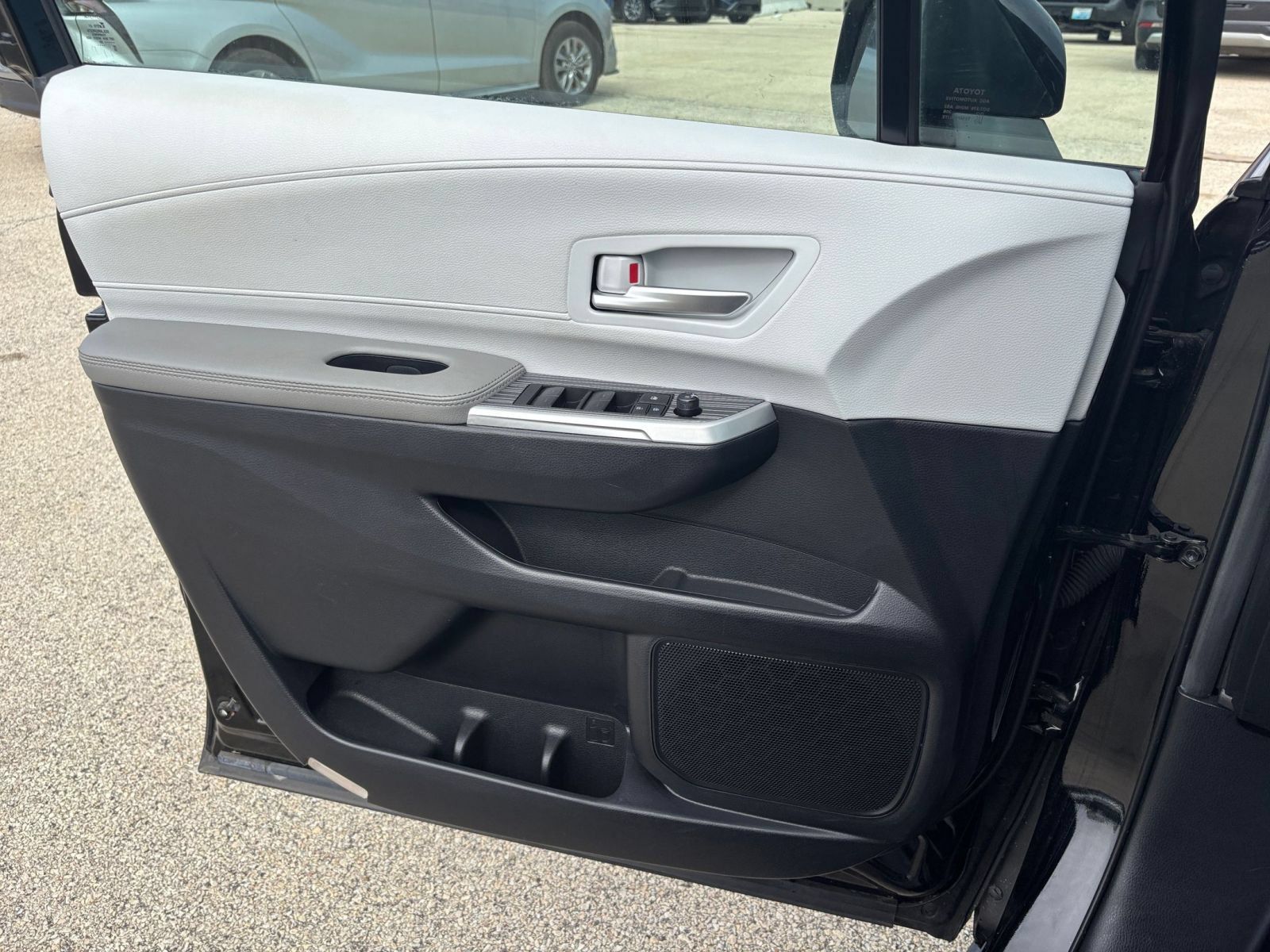 Used 2025 Toyota Sienna XLE FWD image 18