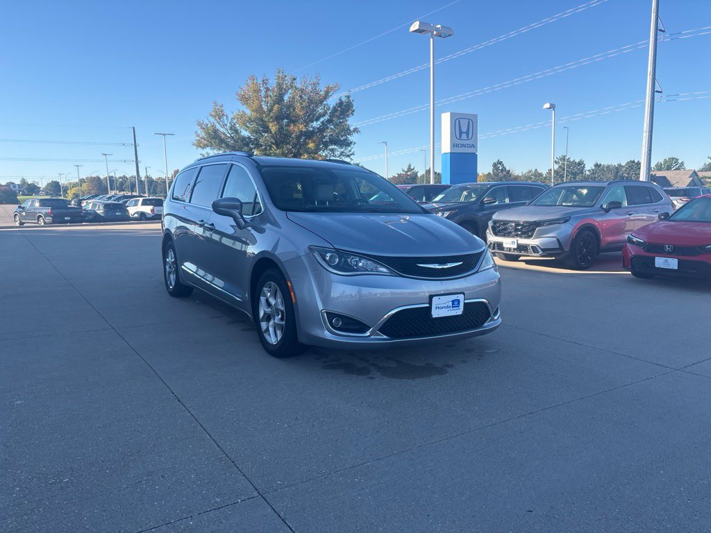 Used 2019 Chrysler Pacifica Touring-L Plus FWD image 3