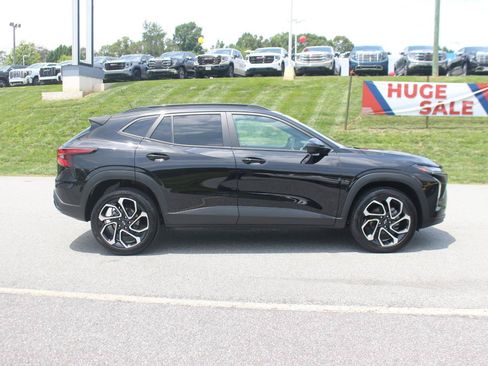 Used 2025 Chevrolet Trax RS w/ Sunroof Package FWD image 9