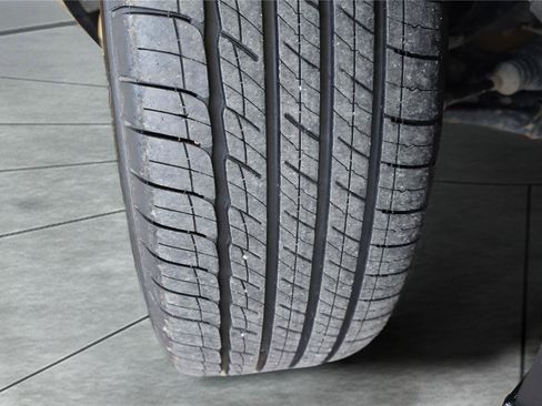 Used 2023 GMC Acadia SLT w/ Elevation Edition image 32