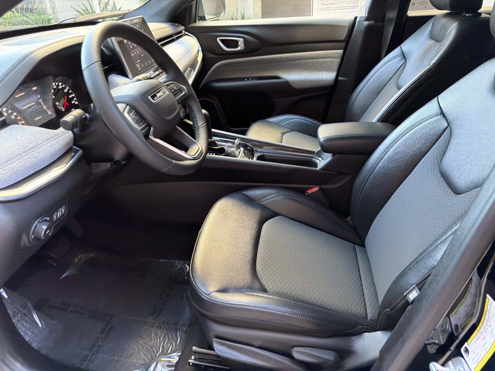 Used 2025 Jeep Compass Latitude AWD/4WD image 15