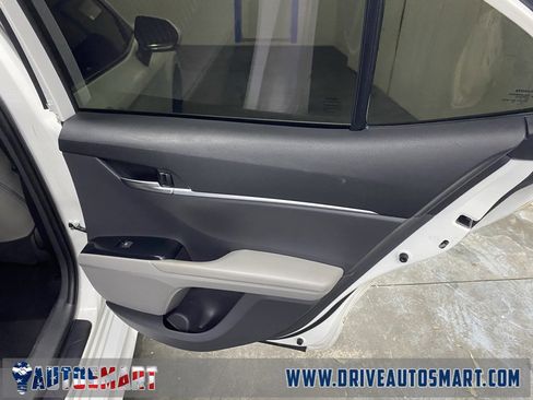 Used 2020 Toyota Camry SE image 18