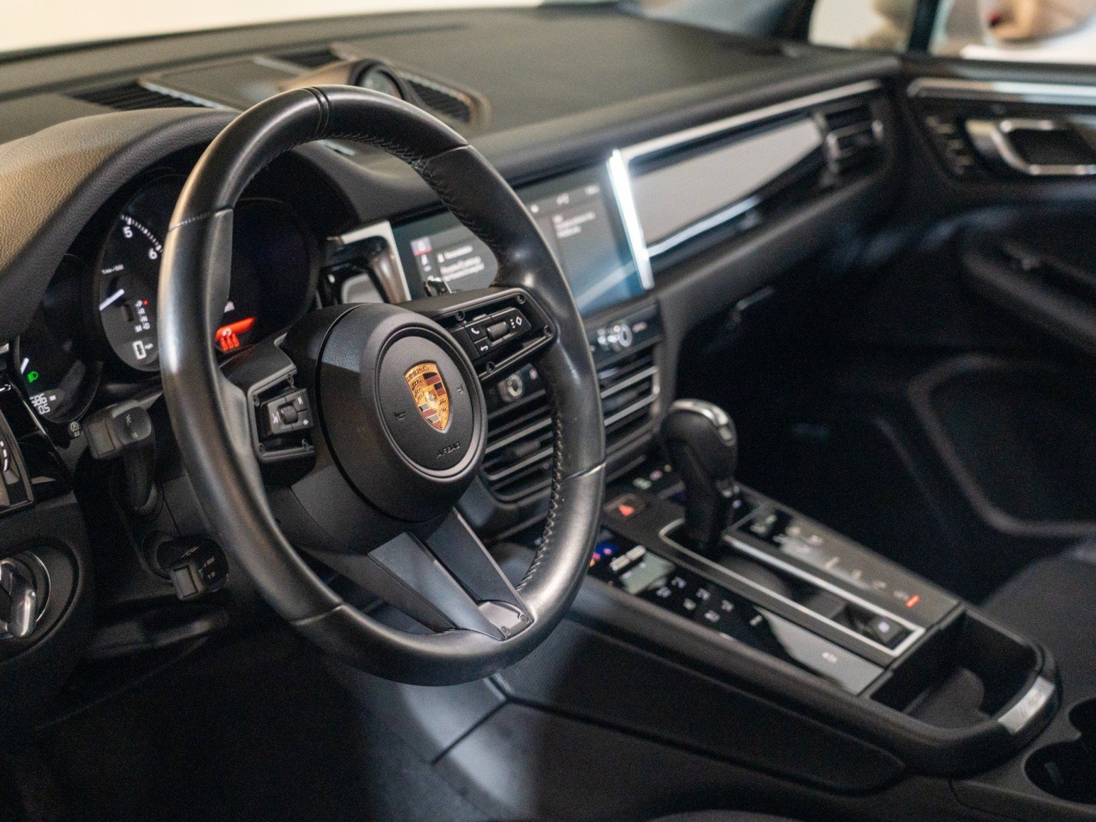 Certified 2022 Porsche Macan AWD/4WD image 15