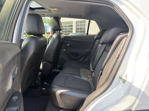 Used 2019 Chevrolet Trax LT w/ Sun & Sound Package FWD image 40