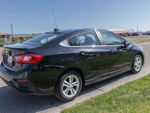 Used 2017 Chevrolet Cruze LT w/ Convenience Package FWD image 5