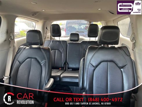 Used 2024 Chrysler Pacifica Touring-L FWD image 16
