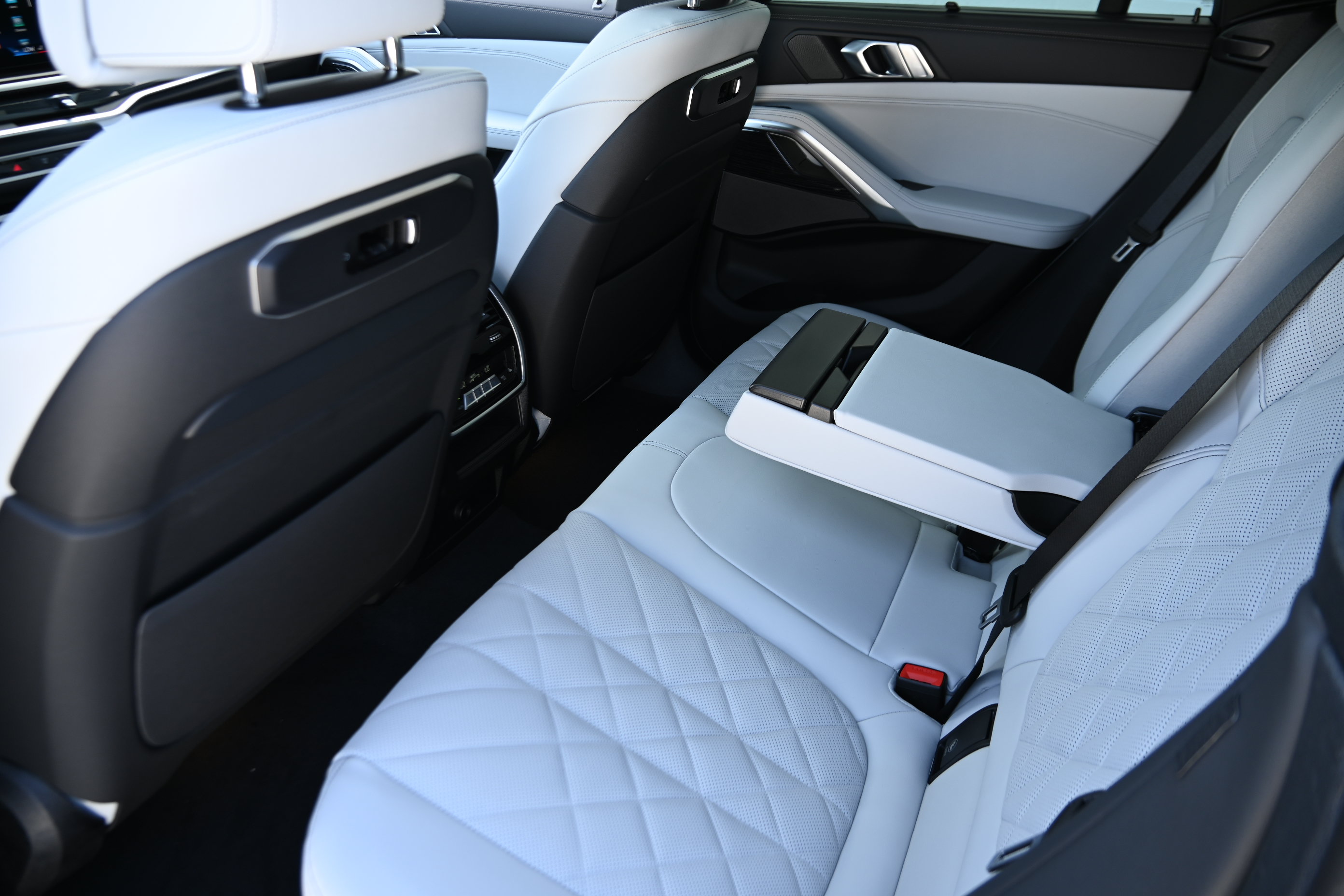 New 2027 BMW X6 xDrive40i w/ Executive Package AWD/4WD image 12