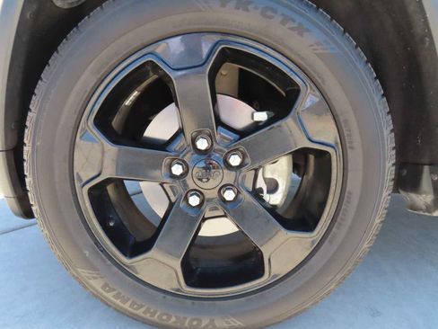 Used 2018 Jeep Grand Cherokee Laredo AWD/4WD image 8