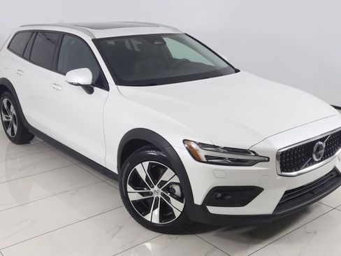 Used 2024 Volvo V60 B5 Cross Country Plus image 19