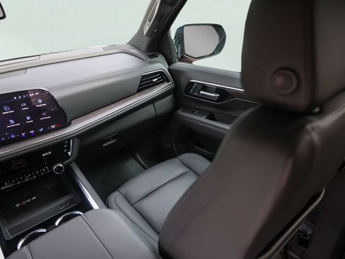 Used 2025 Chevrolet Tahoe Z71 w/ Comfort Package AWD/4WD image 30