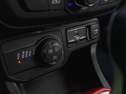 Used 2019 Jeep Renegade Trailhawk AWD/4WD image 20