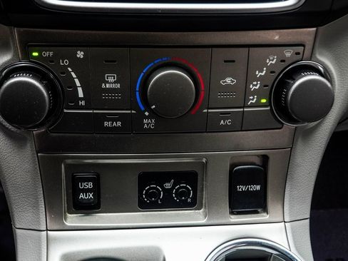 Used 2013 Toyota Highlander SE image 19